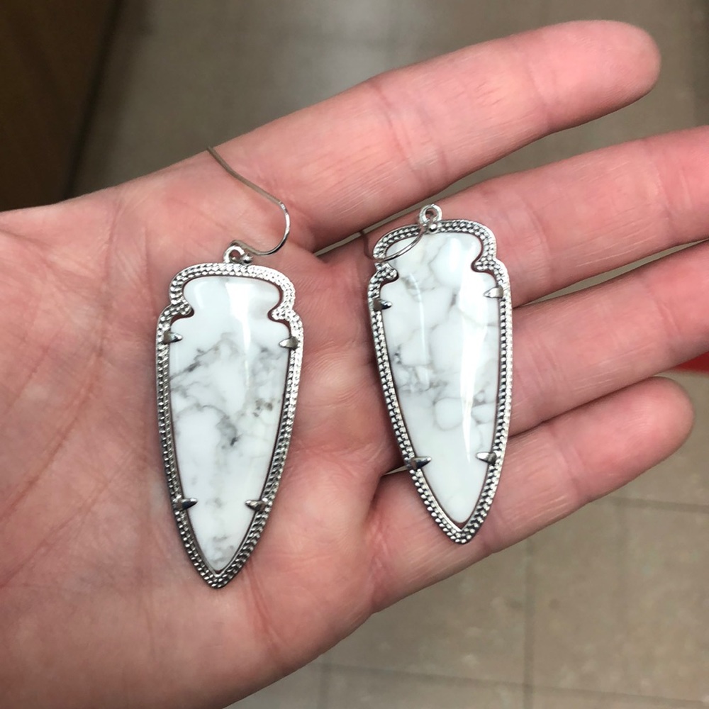 Howlite Skylar